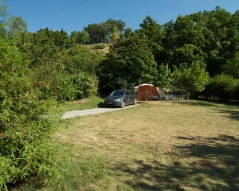 Coté rivière - Emplacement grand et ensoléillé